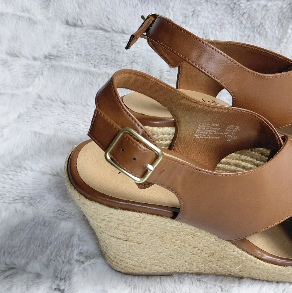 American Eagle Wedge Brown Buckle 4in Heel Sandle. Size 10.